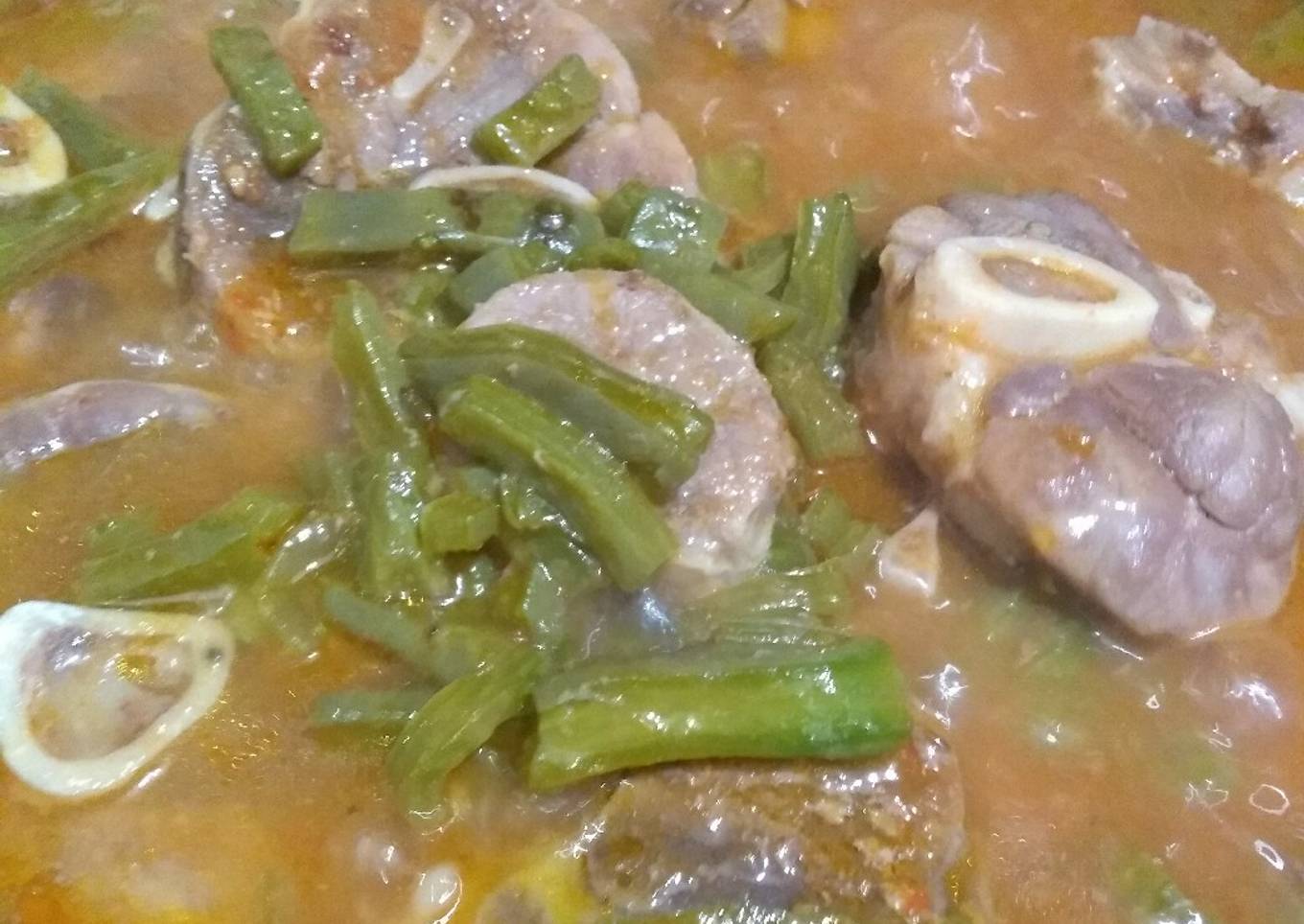 Codillo de cerdo con nopales en salsa casera