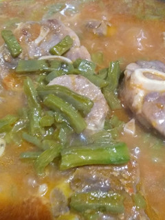 Una foto de Codillo de cerdo con nopales en salsa casera