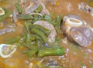 Una foto de Codillo de cerdo con nopales en salsa casera