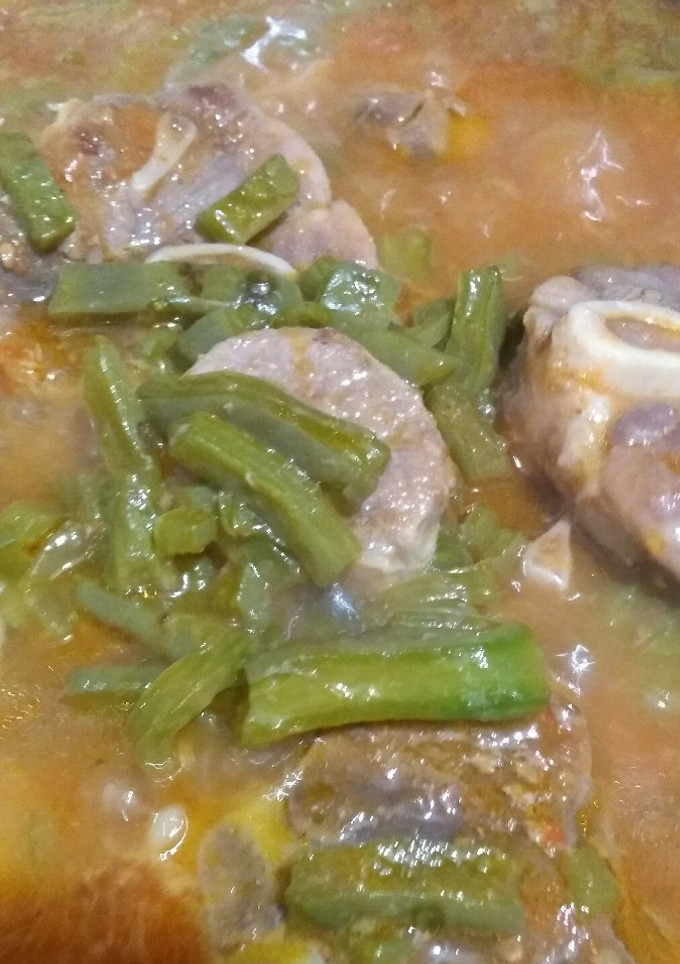 Una foto de Codillo de cerdo con nopales en salsa casera