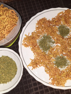 मेथी सेव नमकीन (methi sev namkeen recipe in Hindi) रेसिपी मुख्य फोटो