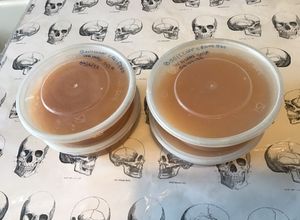 Une photo de Bouillon de crevettes, wasabi, citron et soja