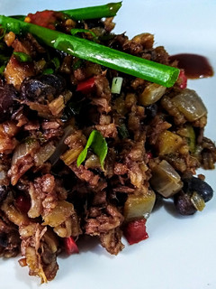 Una foto de ARROZ Negro de Atún y Palitos de Cangrejo...!🐬