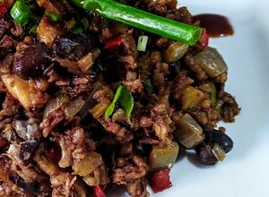 Una foto de ARROZ Negro de Atún y Palitos de Cangrejo...!🐬