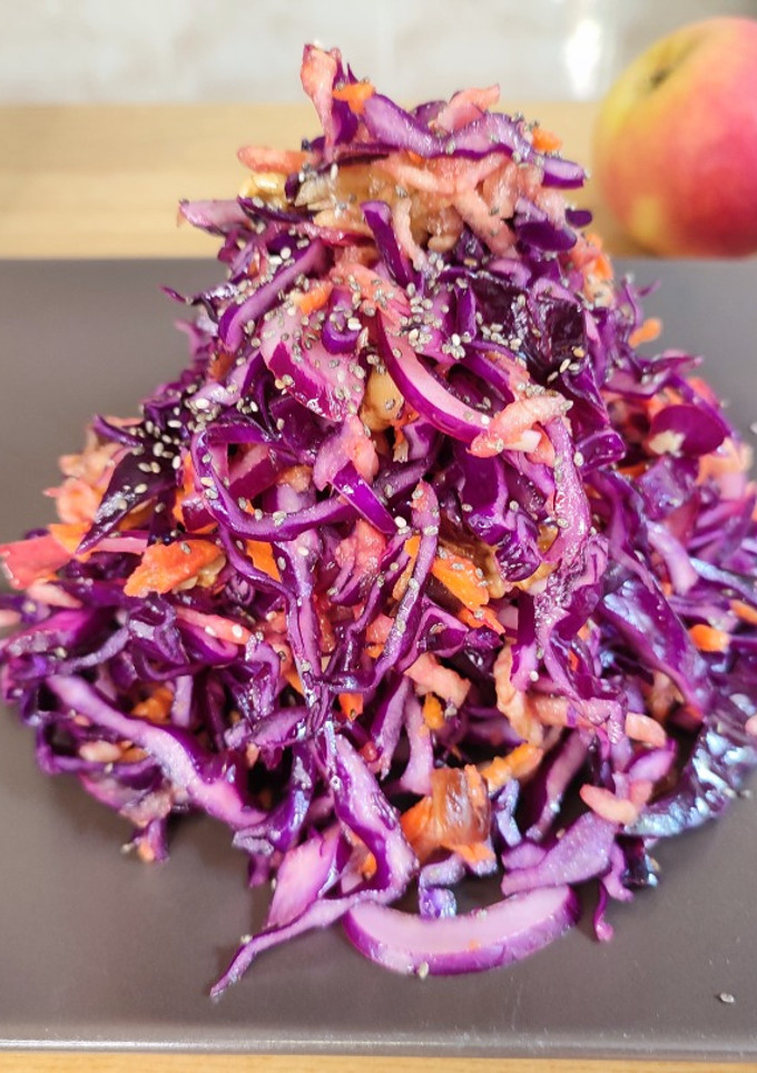 Una foto de Ensalada de lombarda con frutos secos