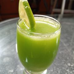 A picture of Healthy green lemonade.