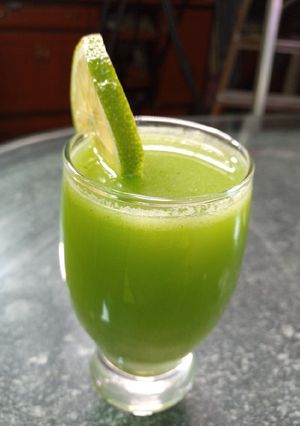 A picture of Healthy green lemonade.