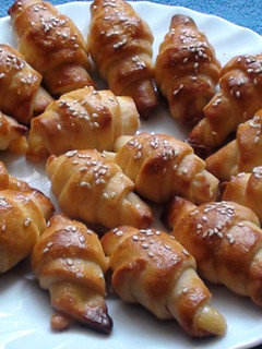 Sonkával sajttal töltött szezámmagos kiflik recept fotója