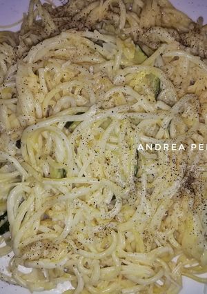 Una foto de Espagueti con crema y zucchini