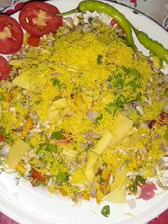चटकदार मटकी भेळ (chatakdar mataki bhel recipe in marathi) रेसिपी चे मुख्य फोटो