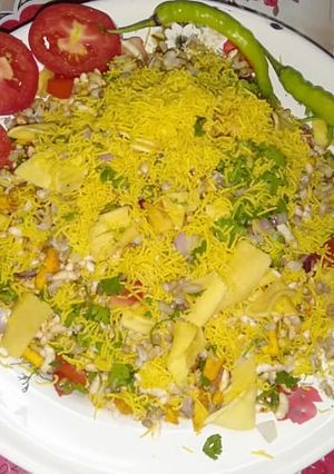 चटकदार मटकी भेळ (chatakdar mataki bhel recipe in marathi) रेसिपी चे मुख्य फोटो 