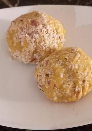 Una foto de Bolones de verde con pollo