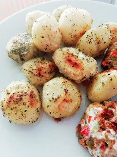 Una foto de Papas 🥔 doradas con finas hierbas