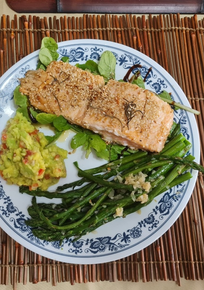 Una foto de Salmón con semillas de sésamo