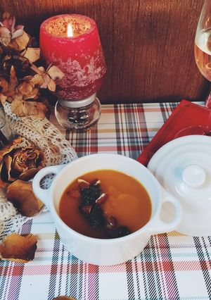 Une photo de SOUPE DE COURGE AUX NOIX, AMANDES ET PESTO DE PERSIL