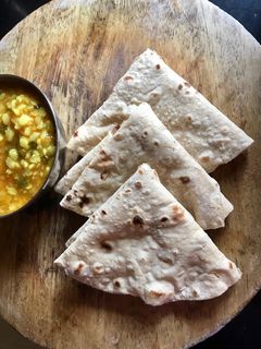 ફુલકા રોટી (Fulka Roti Recipe In Gujarati) રેસીપી મુખ્ય ફોટો