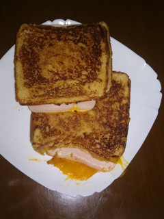 Una foto de Sándwich de pan de cebolla, bacon y queso en la panificadora