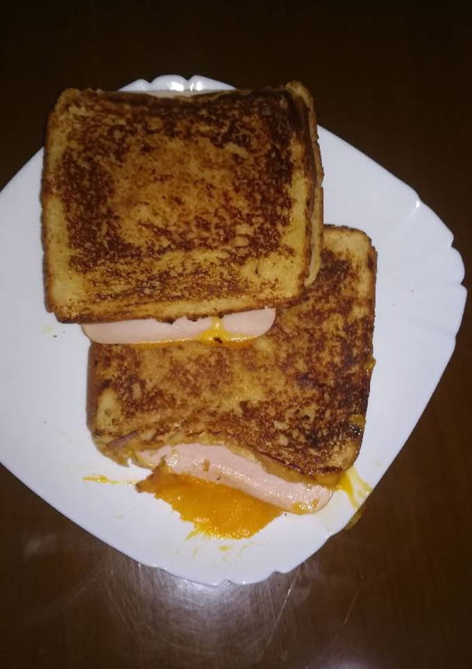 Una foto de Sándwich de pan de cebolla, bacon y queso en la panificadora