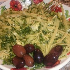 A picture of Chicken and spinach light pasta.