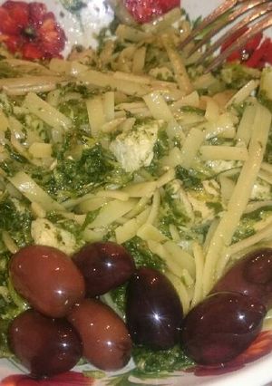 A picture of Chicken and spinach light pasta.