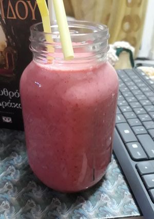 Φωτογραφία της συνταγής Γρανιτένιο smoothie της Φραουλίτσας