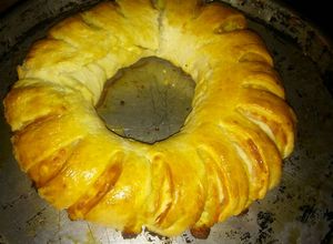 Una foto de Corona de jamón y queso