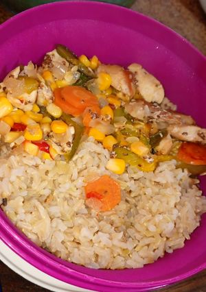 Una foto de Salteado de Pollo con Verduras y Arroz Integral