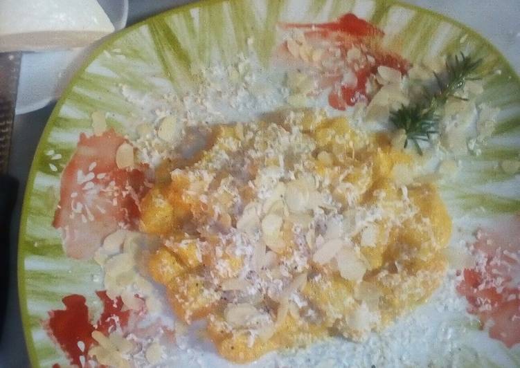 Gnocchetti, di patate, alla zucca, porro,ricotta salata, e mandorle