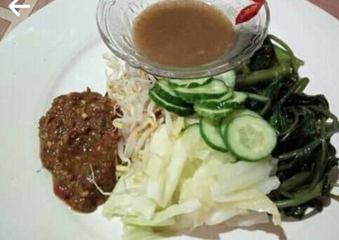 Rujak asem kuah pindang khas Cirebon (rujak gamel)