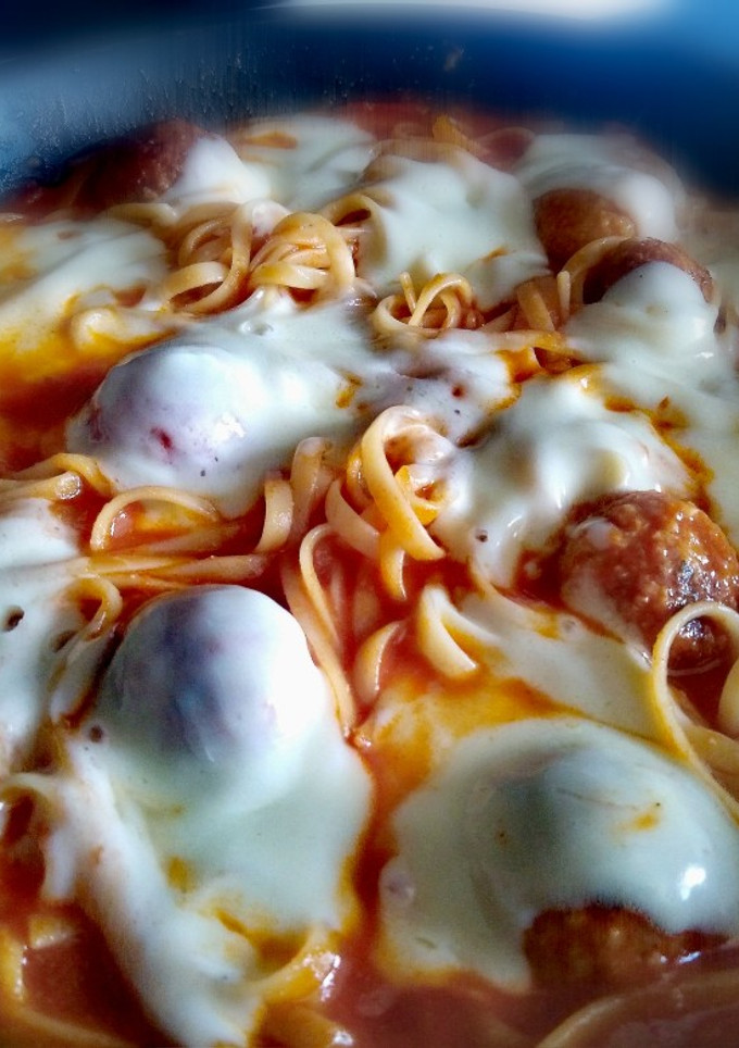 Una foto de Tallarines con albóndigas en salsa barbacoa