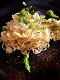 Noodles al curry con asparagi e mandorle