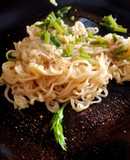 Noodles al curry con asparagi e mandorle