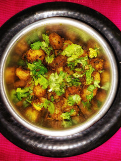 साबूत मसाला आलू (sabut masala aloo recipe in Hindi) रेसिपी मुख्य फोटो