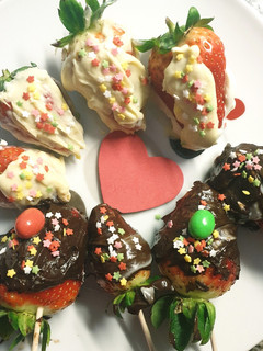 Una foto de Fresas rellenas de crema con chocolates 🍓