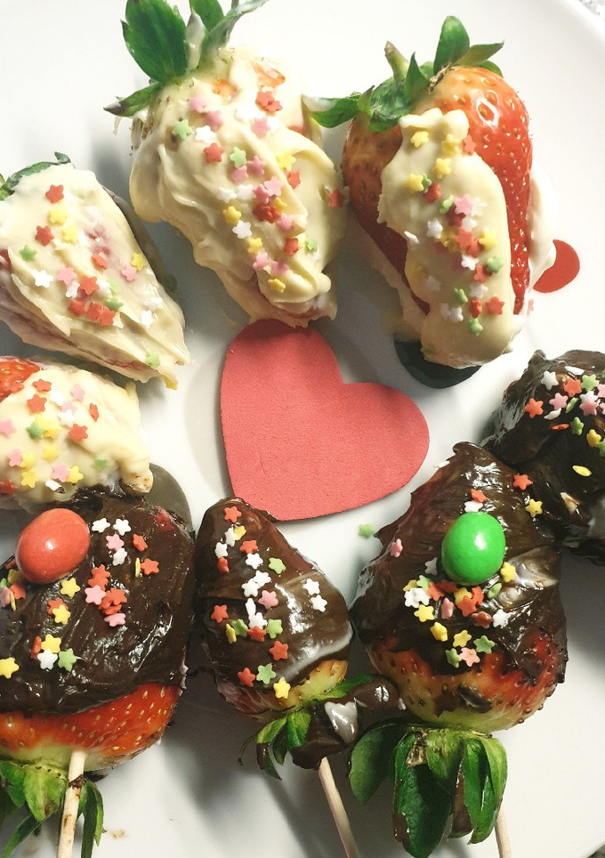 Una foto de Fresas rellenas de crema con chocolates 🍓