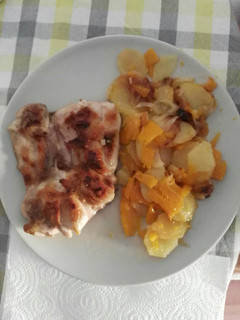 Una foto de Fritada de calabaza y patatas con pollo a la plancha
