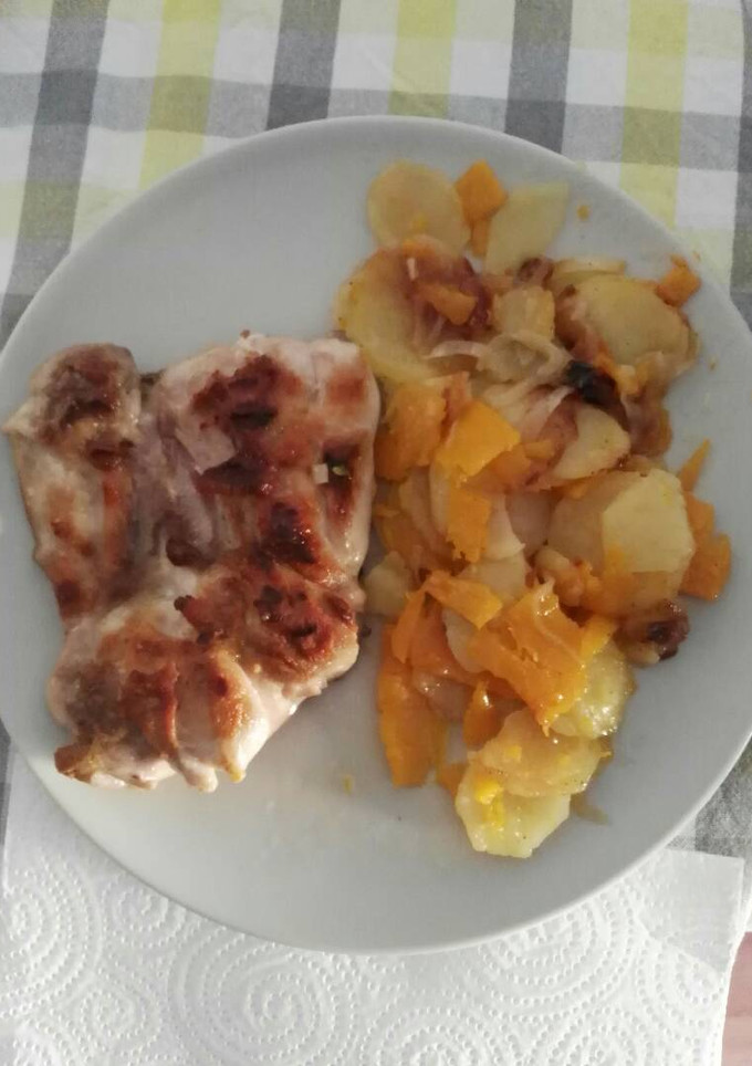 Una foto de Fritada de calabaza y patatas con pollo a la plancha