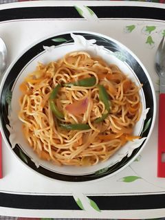 સેઝવાન નૂડલ્સ (Schezwan Noodles Recipe In Gujarati) રેસીપી મુખ્ય ફોટો