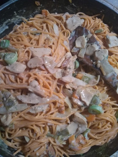 Una foto de Fideos con verduras y salsa suave de crema