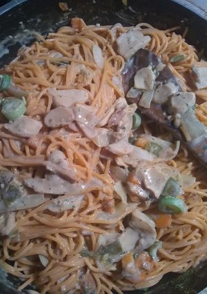 Una foto de Fideos con verduras y salsa suave de crema