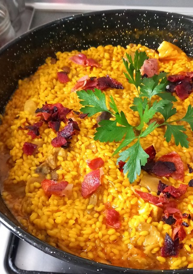 Una foto de Arroz con secreto setas y jamón, chorizo deshidratado