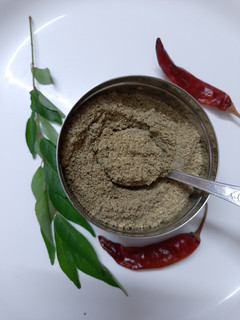 கருவேப்பிலை பொடி(curry leaf powder recipe in tamil) செய்முறை முக்கிய புகைப்படம்