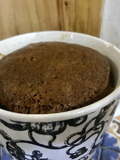 Una foto de Mug Cake de chocolate en microondas