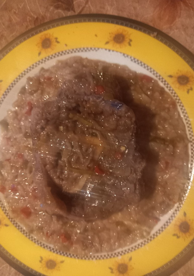 Una foto de Ruedas Osobuco al Vino Tinto con Arroz Cremoso con Vegetales