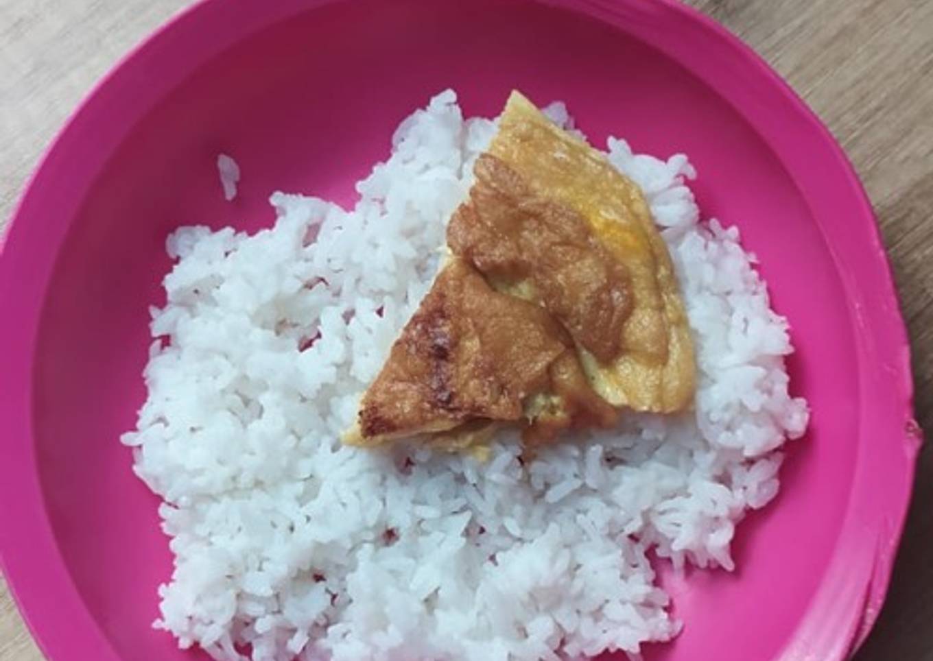Nasi telur dadar dengan saus