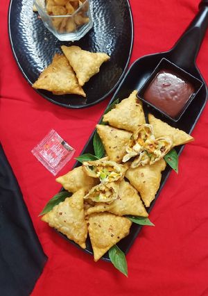 पिज्जा़ समोसे (Pizza samosa recipe in Hindi) रेसिपी मुख्य फोटो