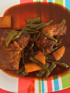 Una foto de Costillas de cerdo en adobo con 🥔 y nopales