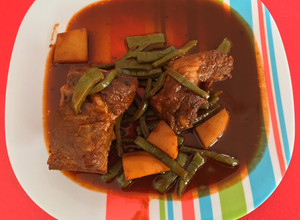 Una foto de Costillas de cerdo en adobo con 🥔 y nopales
