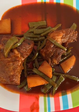 Una foto de Costillas de cerdo en adobo con 🥔 y nopales