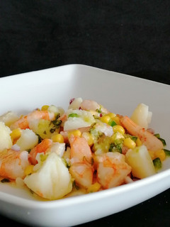 Una foto de Ensalada de langostinos con vinagreta de lima y hierbabuena